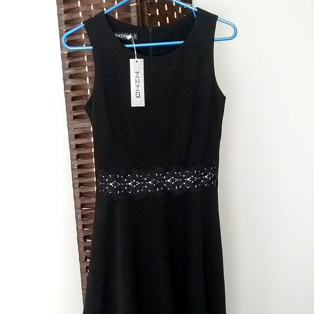 Black sleeveless dress,